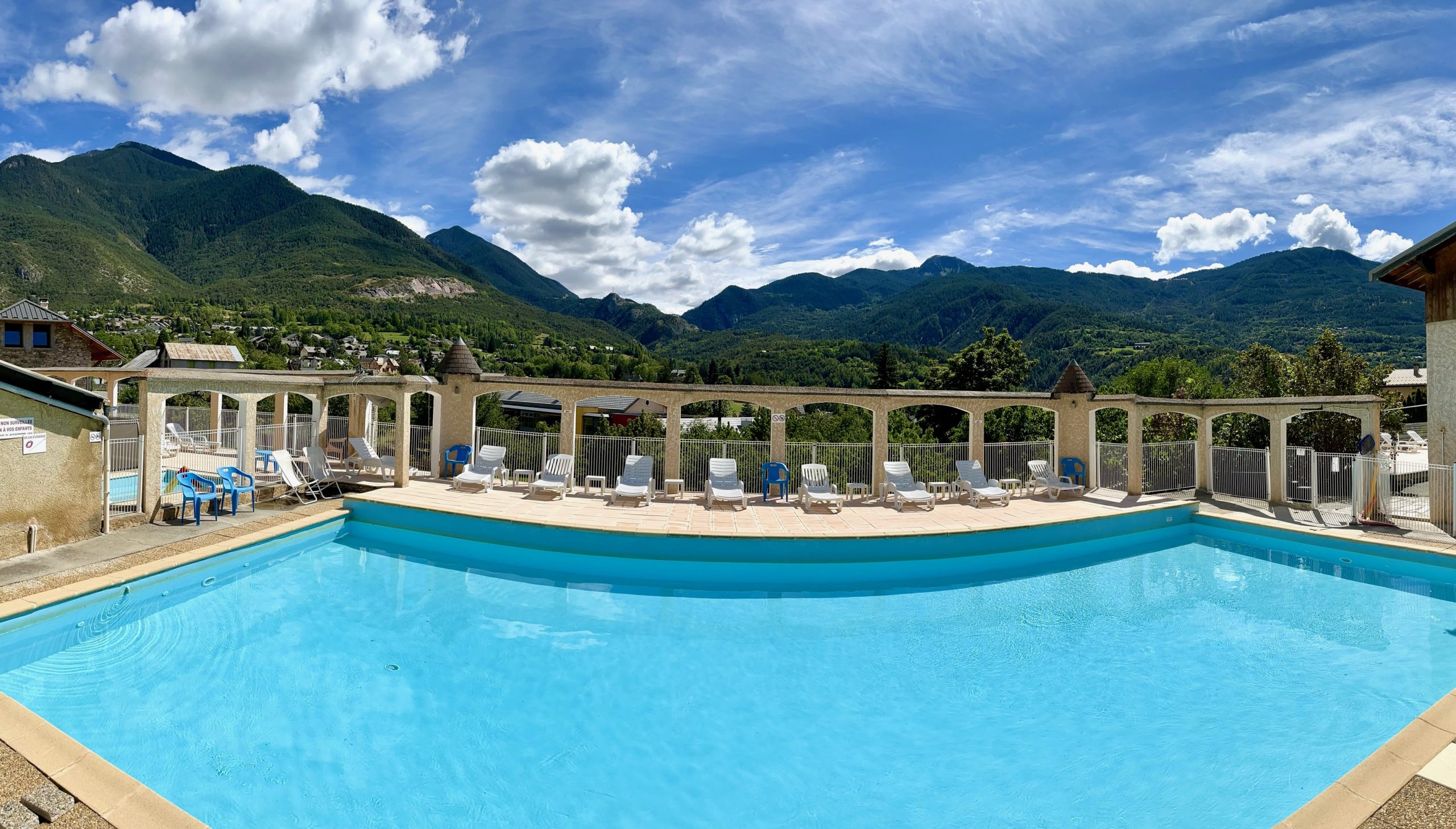 Piscine extérieure et solarium